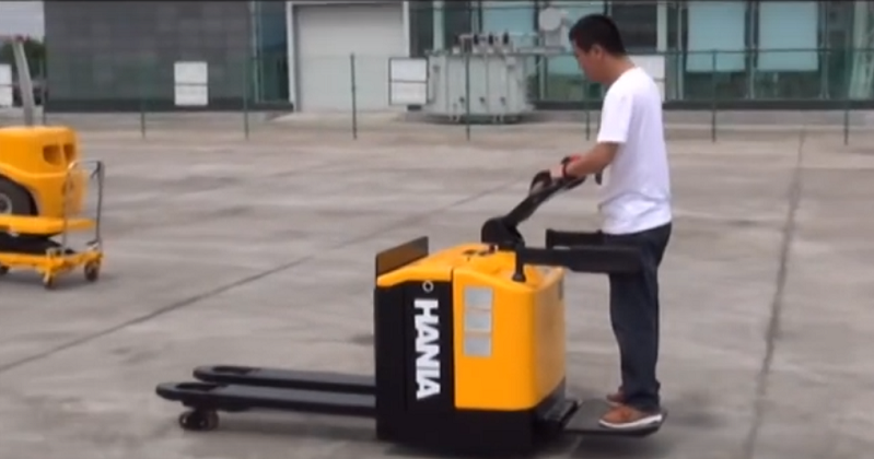 самоходный штабелер